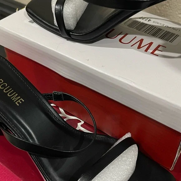 Black Square-Toe Strappy Heel Sandals - Picture 5 of 5